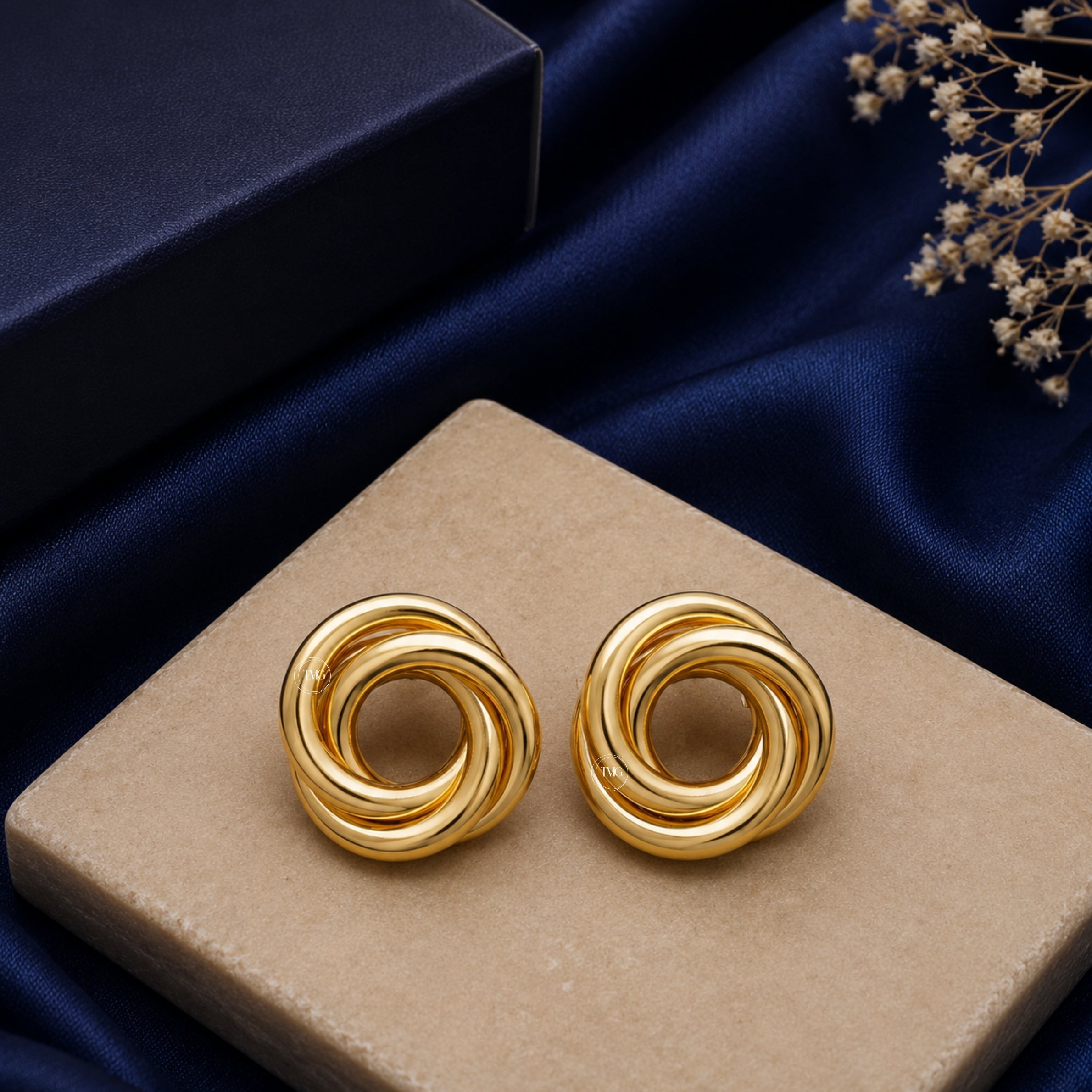 Golden Infinity Knot
